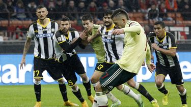 americateve | El jugador del Milan Jeremy Menez anota de penal contra Udinese en la Serie A del f&uacute;tbol italiano en Mil&aacute;n el 30 de noviembre del 2014. (AP Foto/Antonio Calanni)