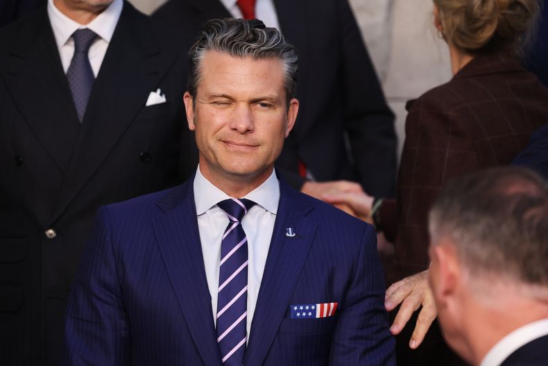 El secretario de Defensa de Estados Unidos, Pete Hegseth, posa para una foto grupal de los ministros de Defensa de la OTAN en la sede de la OTAN en Bruselas, el miércoles 15 de octubre de 2025 (Foto AP/Omar Havana)