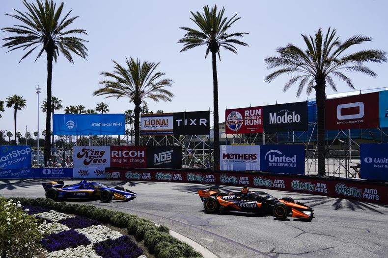 Pato OWard (derecha) conduce su Arrow McLaren durante el Gran Premio de Long Beach en California, el domingo 21 de abril de 2024. (AP Foto/Ryan Sun)