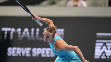 La tenista ucraniana Elina Svitolina celebra tras ganar su partido contra la italiana Jasmine Paolini en la semifinal de individuales de la Copa Billie Jean King entre Ucrania e Italia, en Shenzhen, China, el 26 de septiembre de 2026. (Foto AP/Andy Wong)