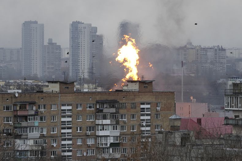 Fuego y humo se alzan en un área residencial tras un ataque ruso, el martes 2 de enero de 2024, en Kiev, Ucrania. (AP Foto/Efrem Lukatsky)