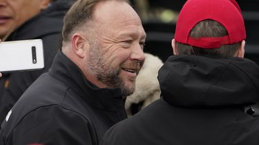 Panel del 6 de enero cita a Alex Jones y Roger Stone