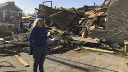 tornados y tormentas en eeuu destruyen viviendas; 11 muertos
