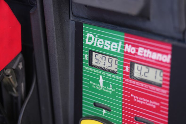 Los precios exhibidos en una gasolinera en Greenwood Village, Colorado, el 1 de octubre del 2026. (AP foto/David Zalubowski)