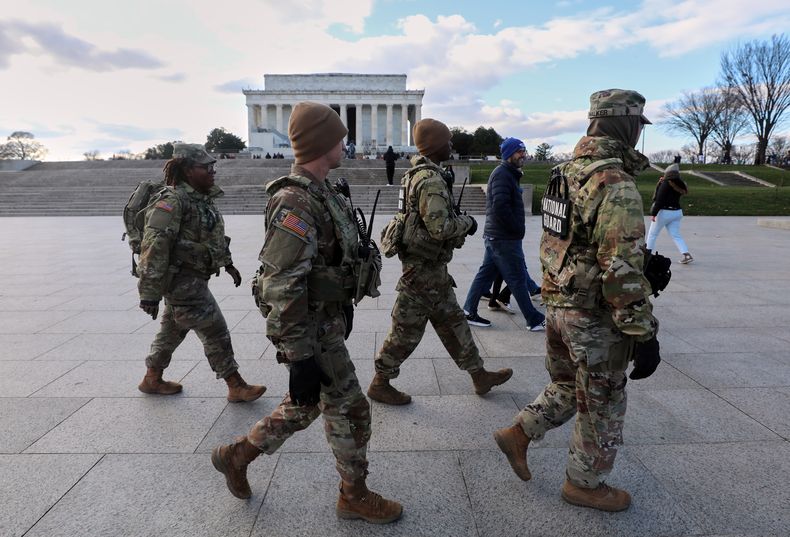 Miembros de la Guardia Nacional patrullan el National Mall cerca del monumento a Lincoln, el viernes 28 de noviembre de 2025, en Washington. (AP Foto/Rahmat Gul)