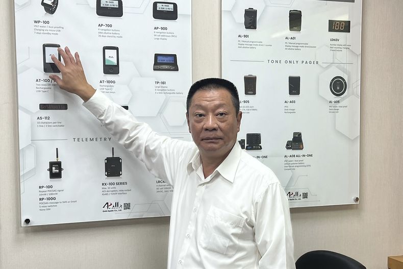 Hsu Ching-kuang, presidente de Apollo Gold, habla sobre los productos de comunicación de la firma taiwanesa en Nueva Taipéi, Taiwán, el miércoles 18 de septiembre de 2024. (AP Foto/Johnson Lai)
