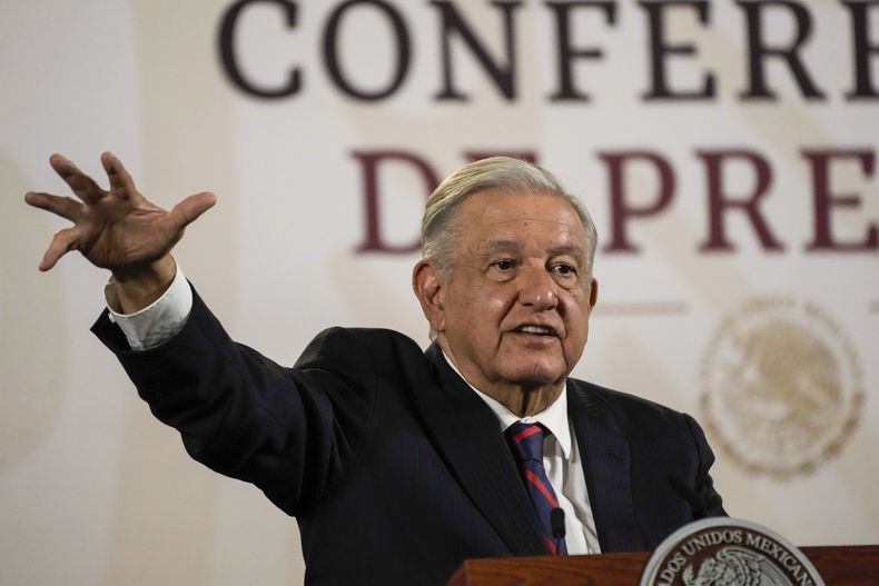 ARCHIVO - El presidente mexicano, Andrés Manuel López Obrador, da su habitual conferencia matutina en el Palacio Nacional en Ciudad de México, el martes 16 de abril de 2024. (AP Foto/Marco Ugarte, Archivo)