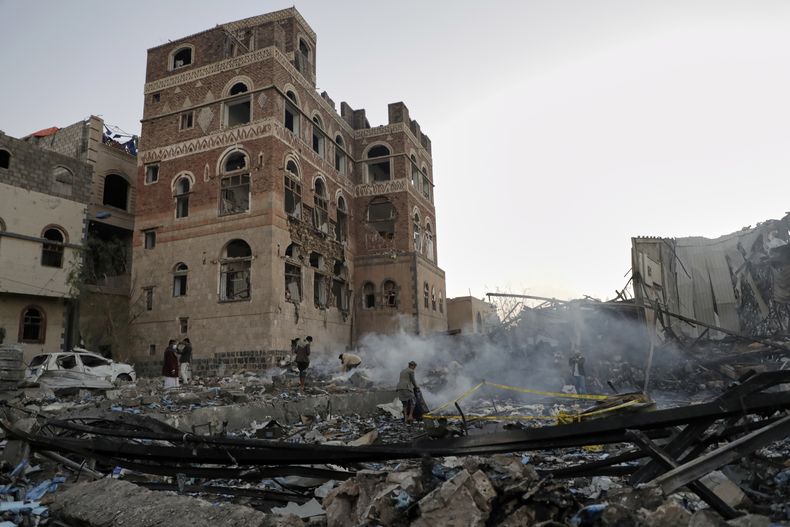 Vecinos de la zona revisan el lugar donde según reportes golpearon ataques aéreos estadounidenses durante la noche en Saná, Yemen, el jueves 20 de marzo de 2025. (AP Foto)