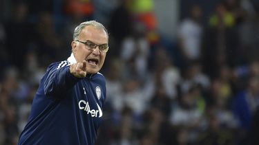 ARCHIVO - El técnico de Leeds Marcelo Bielsa durante el partido contra Liverpool en la Liga Premier inglesa, el domingo 12 de septiembre de 2021, en Leeds. Bielsa ha sido designado como el nuevo técnico de Uruguay. (AP Foto/Rui Vieira)