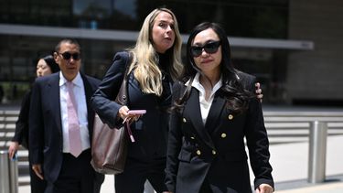 Eileen Wang, exalcaldesa de Arcadia, California, derecha, sale de un tribunal federal tras declararse culpable de actuar como agente ilegal del gobierno chino, el viernes 29 de mayo de 2026, en Los Ángeles. (AP Foto/William Liang)