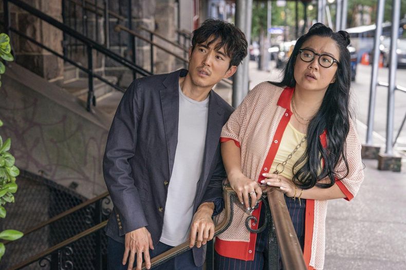 En esta imagen proporcionada por Sony Pictures Classics, Justin Min, izquierda, y Sherry Cola en una escena e Shortcomings. (Jon Pack/Sony Pictures Classics vía AP)
