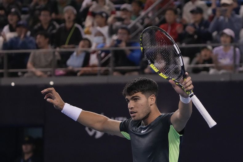 Carlos Alcaraz festeja tras vencer a Casper Rued en los cuartos de final del Abierto de China, el lunes 2 de octubre de 2023, en Beijing. (AP Foto/Andy Wong)