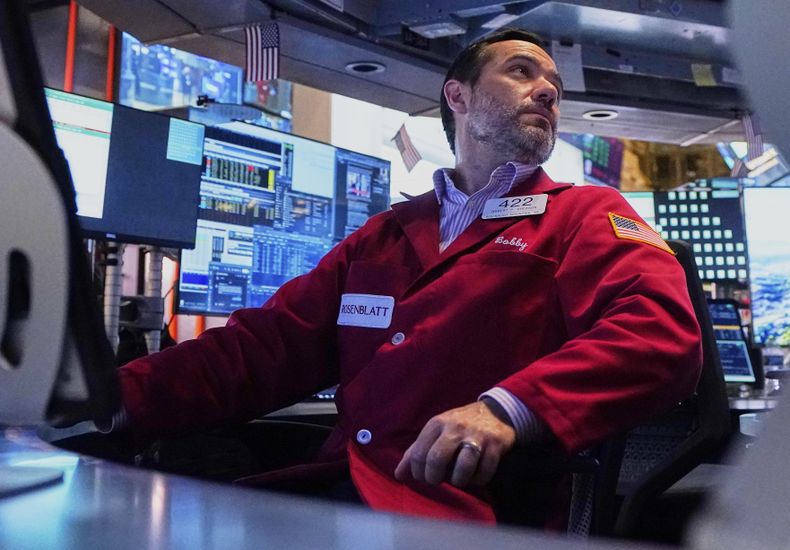 El corredor de bolsa Robert Greason trabaja en el piso de remates de la Bolsa de Valores de Nueva York el martes 6 de mayo de 2025. (AP Foto/Richard Drew)