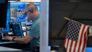 Un operador trabaja en el piso de remates de la Bolsa de Valores de Nueva York el viernes 21 de agosto de 2026. (AP Foto/Yuki Iwamura)