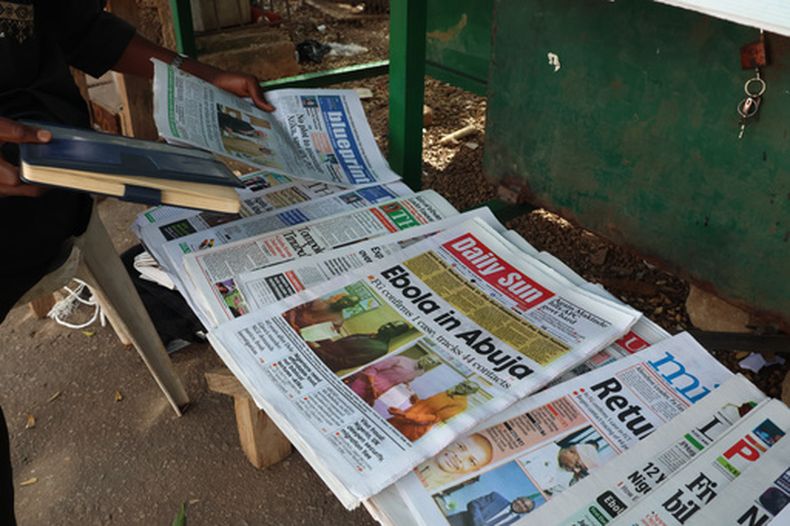 Periódicos en venta en Abuya, Nigeria, el 21 de octubre del 2026. (AP foto/Afolabi Sotunde)