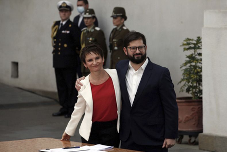 ARCHIVO - El presidente de Chile, Gabriel Boric, y su recién nombrada ministra del Interior, Carolina Tohá, posan para una fotografía durante una ceremonia de presentación de los nuevos miembros del gabinete, en el palacio presidencial de La Moneda en Santiago, Chile, el 6 de septiembre de 2022. (Foto AP/Luis Hidalgo, Archivo)