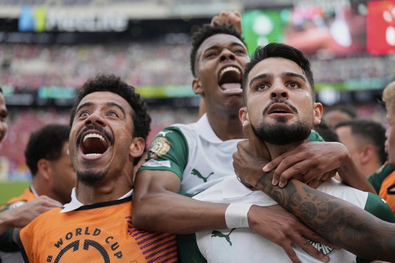 Los jugadores de Palmeiras abrazan a José Manuel López (derecha) en la victoria 2-0 ante Al Ahly en el Copa Mundial de Clubes, el jueves 19 de junio de 2025. (AP Foto/Seth Wenig)