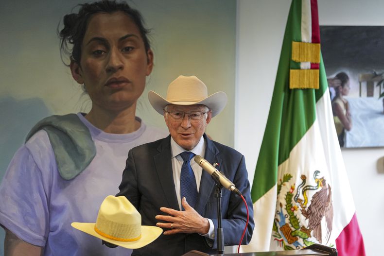 El embajador saliente de Estados Unidos en México, Ken Salazar, muestra uno de sus sombreros durante una conferencia de prensa de despedida, el lunes 6 de enero de 2025, en la Ciudad de México. (AP Foto/Fernando Llano)