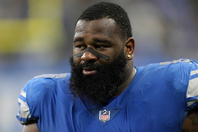 ARCHIVO - El entonces liniero defensivo de los Lions de Detroit Isaiah Buggs (96) observa durante un partido de la NFL en contra de los Packers de Green Bay, en Detroit, el domingo 6 de noviembre de 2022. Buggs fue cortado por los Chiefs de Kansas City el lunes 24 de junio de 2024 después de sus dos arrestos recientes en Alabama. (AP Foto/Paul Sancya, Archivo)