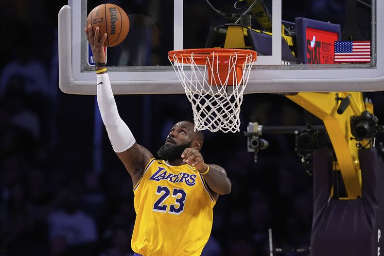 LeBron James, de los Lakers de Los Ángeles encesta en el encuentro del viernes 11 de abril de 2025, ante los Rockets de Houston (AP Foto/Mark J. Terrill)