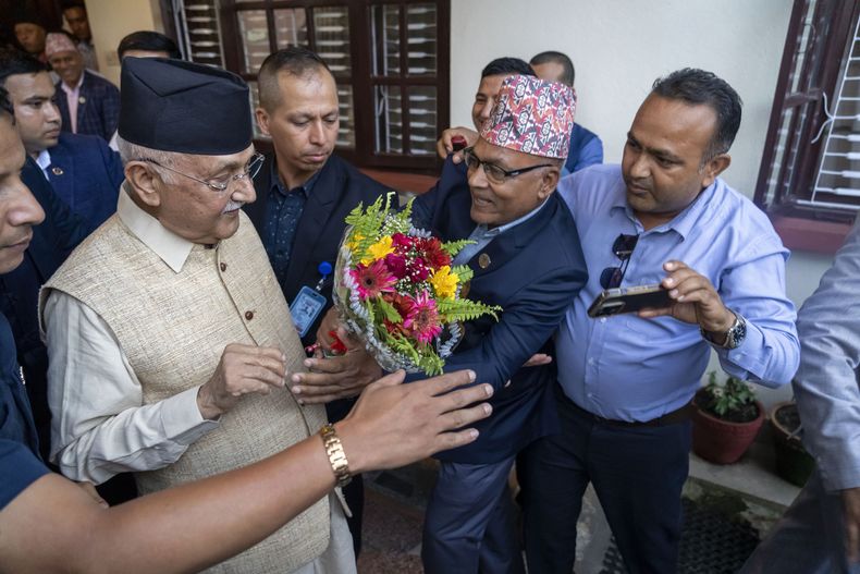 Khadga Prasad Oli (i), líder del Partido Comunista de Nepal, saliendo de su residencia para encontrarse con partidarios tras ser nombrado primer ministro, en Katmandú, Nepal, el 14 de julio del 2024. (Foto AP/Niranjan Shrestha)