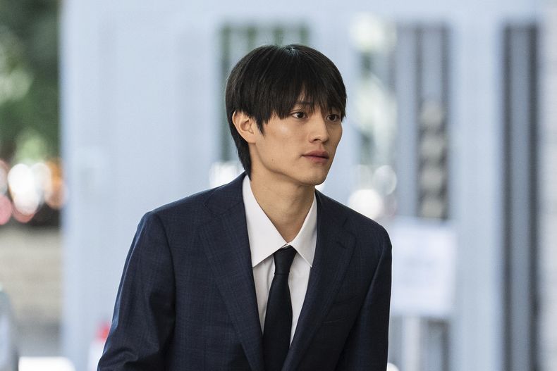 El astro del J-pop Kenshin Kamimura llega a los Tribunales de Magistrados de West Kowloon para escuchar el veredicto sobre su caso de agresión indecente en Hong Kong, el miércoles 13 de agosto de 2025. (Foto AP/Chan Long Hei)