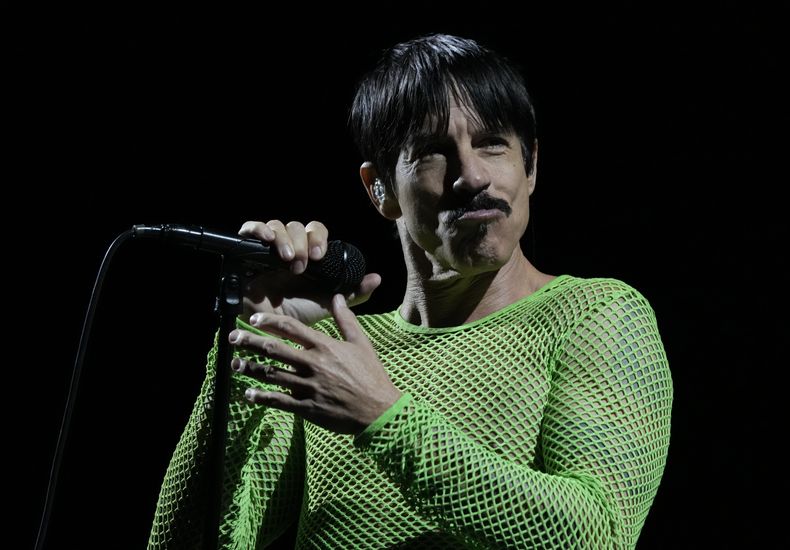 ARCHIVO - Anthony Kiedis, vocalista de Red Hot Chili Peppers durante su presentación en el festival Vive Latino en la Ciudad de México el 19 de marzo de 2023. (Foto AP/Fernando Llano, archivo)