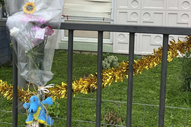 Flores cerca del lugar donde una familia fue asesinada en Meaux, Francia, el 26 de diciembre de 2023. (AP Foto/Nicolas Garriga)