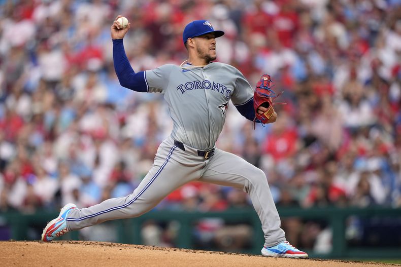 El puertorriqueño José Berríos, de los Azulejos de Toronto, lanza en el juego ante los Filis de Filadelfia, el martes 7 de mayo de 2024 (AP Foto/Matt Slocum)