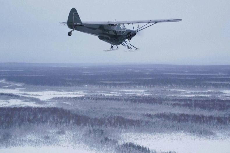 Esta imagen tomada de un video proporcionado por Mountain Mind Media/Alaska Gear Company muestra un avión de Alaska Turkey Bomb, una iniciativa de Esther Keim para lanzar pavos congelados para el Día de Acción de Gracias a personas que viven en zonas rurales remotas de Alaska, volando en noviembre de 2024, en Alaska. (Mountain Mind Media/Alaska Gear Company vía AP)