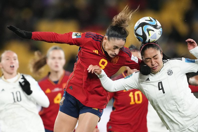 La española Esther González (izquierda) y la costarricense Mariana Benavides pelean por un balón durante el partido que enfrentó a ambas selecciones en el Grupo C del Mundial femenino, en Wellington, Nueva Zelanda, el 21 de julio de 2023. (AP Foto/John Cowpland)