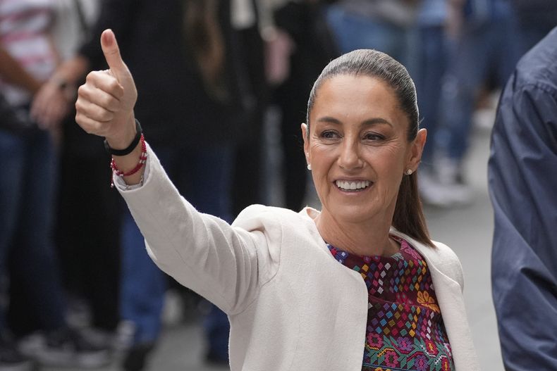 ARCHIVO - La presidenta mexicana Claudia Sheinbaum levanta el pulgar después de votar en las primeras elecciones judiciales del país en la Ciudad de México, el 1 de junio de 2025. (AP Foto/Marco Ugarte, Archivo)