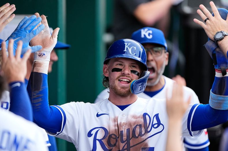 Bobby Witt Jr. de los Reales de Kansas City celebra en el dugout tras anotar en un doble de Starling Marte en la segunda entrada del encuentro ante los Cardenales de San Luis el jueves 18 de junio del 2026. (AP Foto/Charlie Riedel)