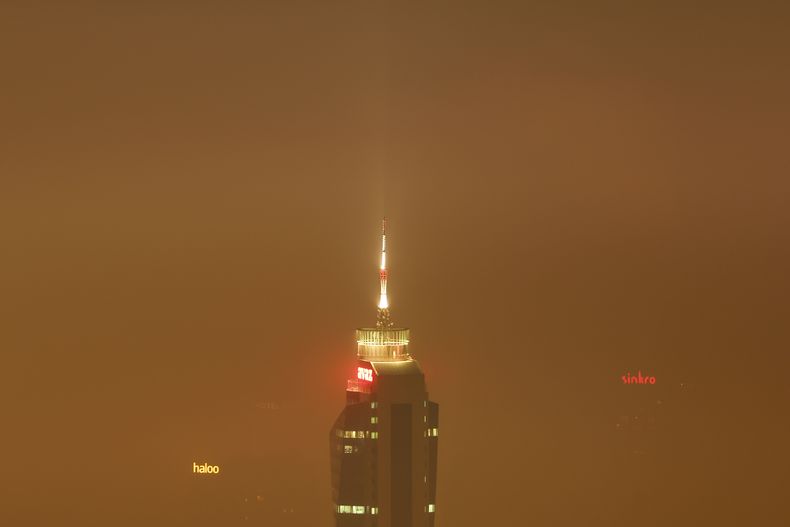 El edificio Avaz Twist Tower es visto envuelto por el smog en Sarajevo, Bosnia, el miércoles 20 de diciembre de 2023. (AP Foto/Armin Durgut)