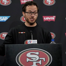 Los Dolphins contratan al coordinador ofensivo de los 49ers, Mike McDaniel, como nuevo entrenador