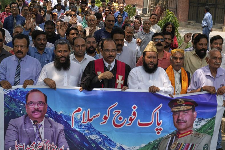 Gente de comunidades cristianas y musulmanas se manifiestan para expresar su apoyo al Ejército paquistaní, al día siguiente de que se alcanzara un alto el fuego entre India y Pakistán, el domingo 11 de mayo de 2025. (AP Foto/K.M. Chaduary)