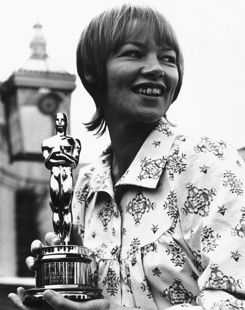 ARCHIVO - La actriz británica Glenda Jackson con su Oscar por su papel en la película Women in love, después de que se lo entregara Hal B. Wallis, integrante de la junta de gobernadores de la Academia de las Artes y Ciencias Cinematográficas, en abril de 1971 en Londres. Glenda Jackson, actriz ganadora de dos Premios de la Academia, que tuvo una larga segunda carrera como legisladora británica, murió a los 87 años. El agente de Jackson, Lionel Larner, dijo que murió el jueves 15 de junio de 2023 en su casa en Londres después de una breve enfermedad. (Foto AP/Robert Dear, archivo)