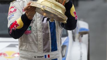 americateve | El franc&eacute;s Sebastien Ogier sostiene el trofeo que gan&oacute; por su victoria en el rally de Gales, &uacute;ltima prueba de la temporada, en Llahdudno, Gales, el 17 de noviembre del 2013 (AP Foto/Jon Super)