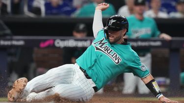 Joe Mack, de los Marlins de Miami, anota con un sencillo conectado por Javier Sanoja durante la quinta entrada de un partido de béisbol contra los Angelinos de Los Ángeles, el domingo 9 de agosto de 2026, en Miami. (Foto AP/Lynne Sladky)