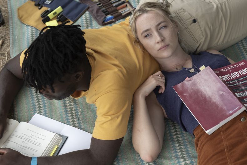 Esta imagen proporcionada por Sony Pictures Classics muestra a Paapa Essiedu, izquierda, y Saoirse Ronan en una escena de The Outrun. (Sony Pictures Classics vía AP)