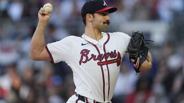 ARCHIVO - Spencer Strider (99), de los Bravos de Atlanta, se prepara para lanzar durante la primera entrada del juego de béisbol en contra de los Diamondbacks de Arizona, el viernes 5 de abril de 2024, en Atlanta. (AP Foto/John Bazemore, Archivo)