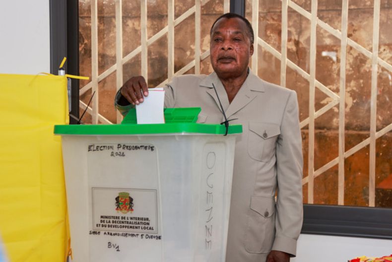 El presidente de la República del Congo, Denis Sassou NGuesso, vota durante la jornada electoral, el domingo 15 de marzo de 2026, en Brazzaville, República del Congo. (AP Foto/Vivace Mambouana)