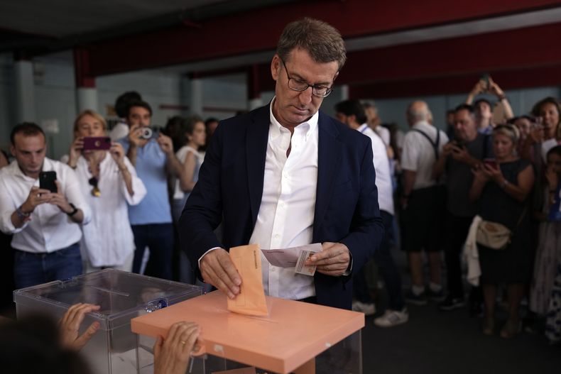 El líder del Partido Popular, Alberto Núñez Feijóo, vota el domingo 23 de julio de 2023, en Madrid, España. (AP Foto/Manu Fernández)