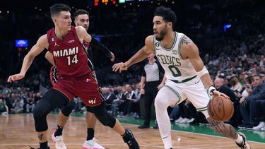 Con 49 puntos de Tatum, Celtics superan al Heat por 134-121