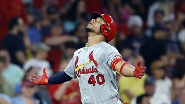 Willson Contreras de los Cardenales de San Luis celebra su jonrón solitario en la sexta entrada del juego ante los Medias Rojas de Boston el viernes 12 de mayo del 2023. (AP Foto/Michael Dwyer)