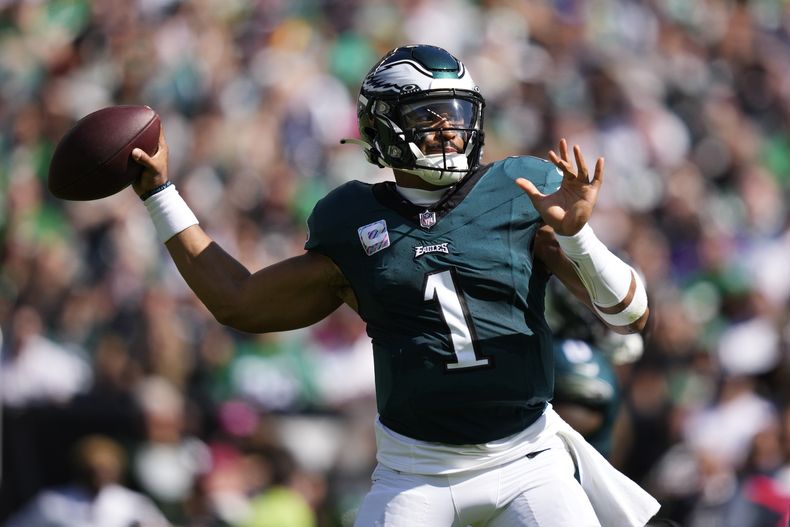 El quarterback de los Eagles de Filadelfia Jalen Hurts observa antes de lanzar el balón en el encuentro ante los Commanders de Washington el domingo 1 de octubre del 2023. (AP Foto/Matt Slocum)