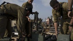 Soldados israelíes guardan municiones en una zona de la frontera entre Israel y la Franja de Gaza en el sur de Israel, el martes 2 de enero de 2024. (AP Foto/Leo Correa)