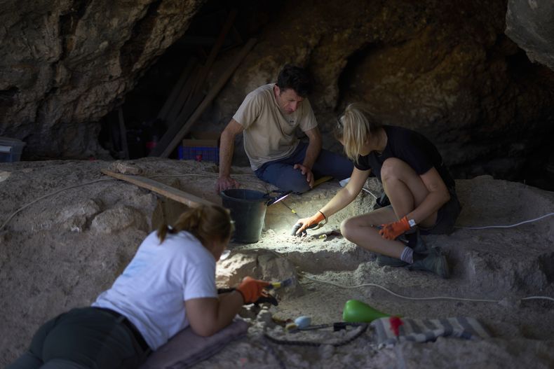 El profesor de arqueología Yossi Zaidner trabaja en la cueva de Tinshemet, donde los arqueólogos están excavando uno de los sitios de entierro más antiguos conocidos del mundo, que data de hace 100.000 años, cerca de Shoam, Israel, el martes 15 de julio de 2025. (AP Foto/Ariel Schalit)