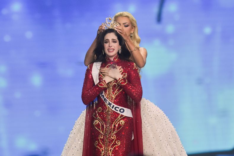 Miss México Fatima Bosch celebra su victoria en el certamen Miss Universo 2025 en Nonthaburi, al norte de Bangkok, en la provincia de Nonthaburi, Tailandia, el viernes 21 de noviembre de 2025. (Foto AP/Sakchai Lalit)