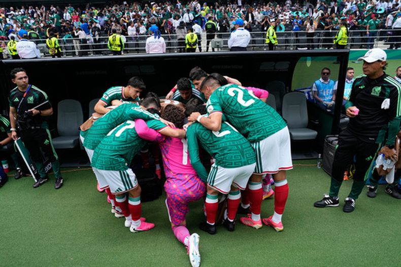Los jugadores de México previo al comienzo del partido contra Sudáfrica en el Grupo A del Mundial, el jueves 11 de junio de 2026, en la Ciudad de México. (AP Foto/Natacha Pisarenko)